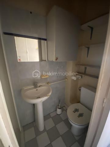 Vous souhaitez investir ou habiter dans une petite copropriété avec très peu de charges au cœur du bourg de Caluire? 
Vous aimez les travaux? 
Cet appartement de type T1bis est fait pour vous. 
Dans une copropriété de 8 lots, cet appartement de 35m2 lumineux situé au 2ème et dernier étage sans ascenseur est idéal pour un investissement ou premier achat. 
L'emplacement est idéal, proche de toutes les commodités. 
Il se compose: 
- d'une entrée avec emplacement pour faire un placard
- d'une salle d'eau avec WC 
- d'une cuisine équipée ouverte sur le salon
- d'une alcôve pour y installer votre chambre

L'appartement est vendu avec une place de parking privative, atout majeur dans le quartier. 

Côté prestations: 
- fenêtre double vitrage PVC + persienne ( à changer)
- chauffage individuel électrique
- Charges annuelles de copropriété environ 400€ à l'année
- DPE en D

Après une rénovation complète cet appartement vous révélera tout son potentiel. 
A visiter sans tarder!