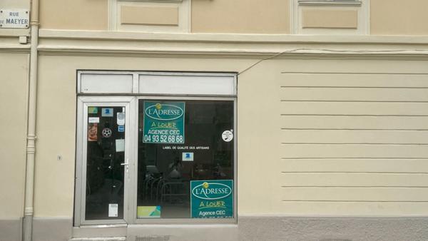LOCAL COMMERCIAL / PROFESSIONNEL - QUARTIER DU PORT