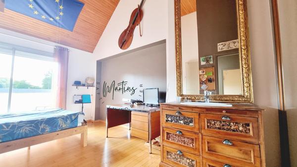 Maison Familiale, proche centre ville, 170m², 5 chambres, studio indépendant, garage.