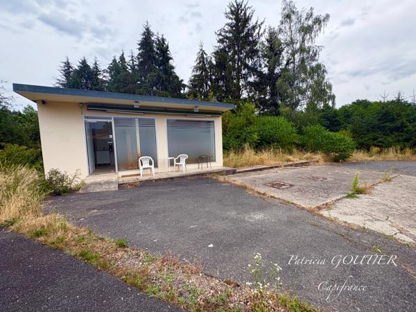 Proche de NOIRETABLE  (42) Local commercial/bureau de 50 M2 avec grand parking clos