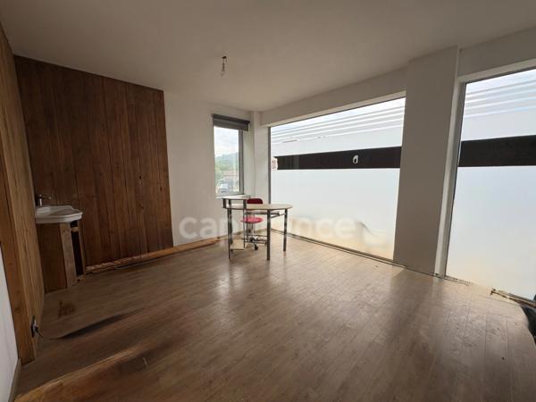 Proche de NOIRETABLE  (42) Local commercial/bureau de 50 M2 avec grand parking clos