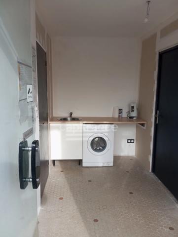 Proche de NOIRETABLE  (42) Local commercial/bureau de 50 M2 avec grand parking clos