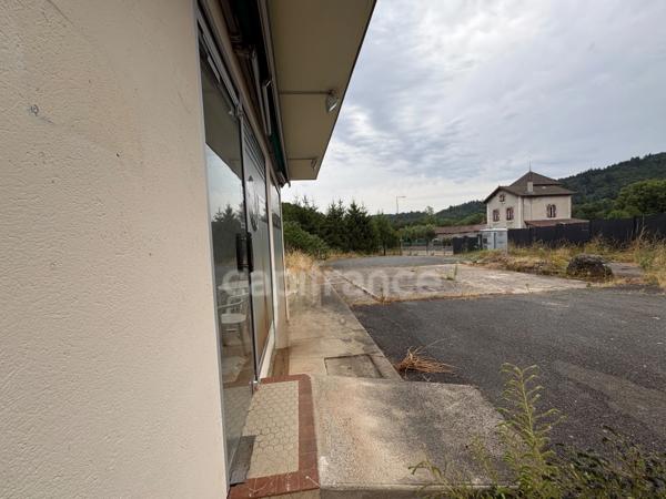 Proche de NOIRETABLE  (42) Local commercial/bureau de 50 M2 avec grand parking clos