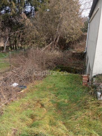 Proche de NOIRETABLE  (42) Local commercial/bureau de 50 M2 avec grand parking clos