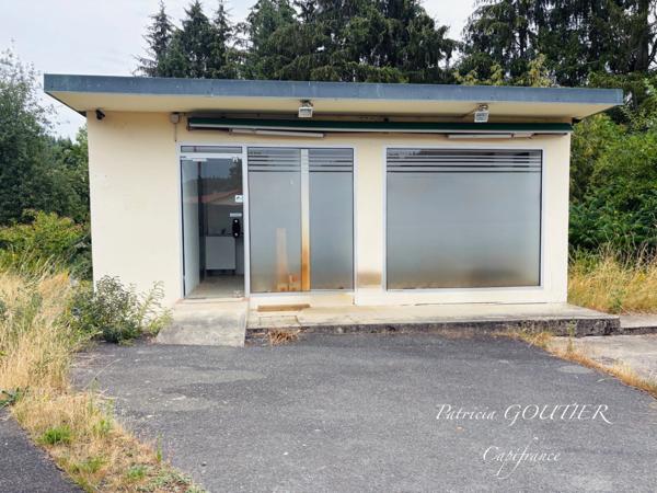Proche de NOIRETABLE  (42) Local commercial/bureau de 50 M2 avec grand parking clos
