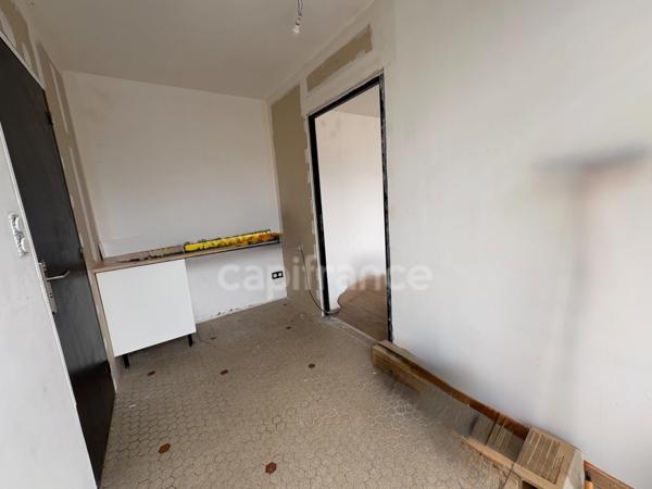 Proche de NOIRETABLE  (42) Local commercial/bureau de 50 M2 avec grand parking clos