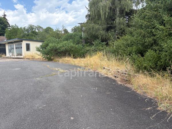 Proche de NOIRETABLE  (42) Local commercial/bureau de 50 M2 avec grand parking clos
