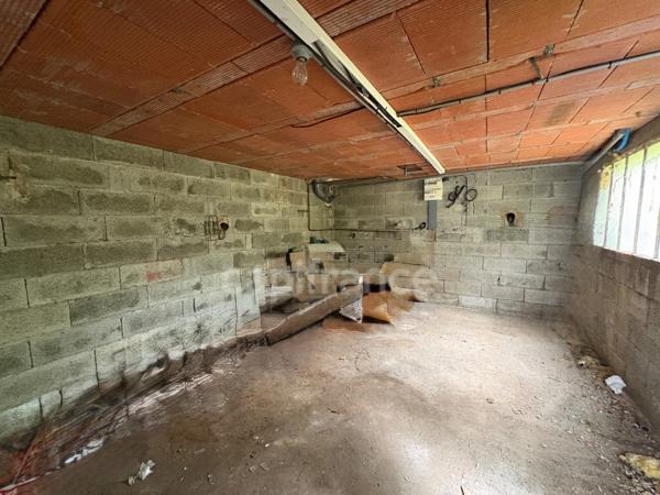 Proche de NOIRETABLE  (42) Local commercial/bureau de 50 M2 avec grand parking clos