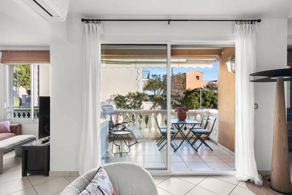 APPARTEMENT TOUT CONFORT AVEC TERRASSE AU COEUR DE STE MAXIME