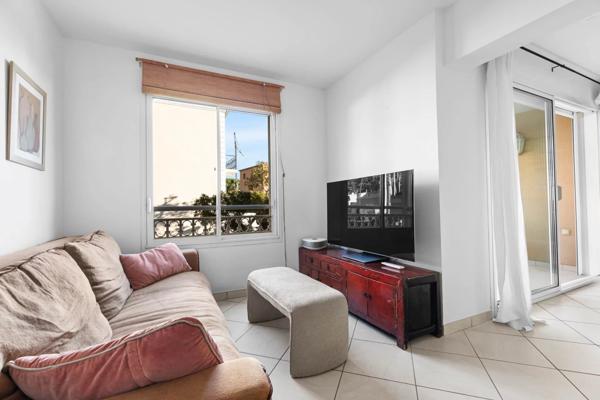 APPARTEMENT TOUT CONFORT AVEC TERRASSE AU COEUR DE STE MAXIME