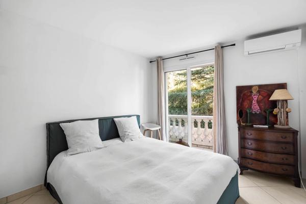APPARTEMENT TOUT CONFORT AVEC TERRASSE AU COEUR DE STE MAXIME