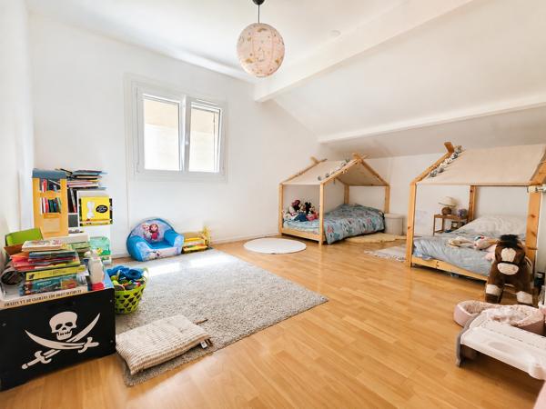 Maison
         5 pièces
        - 109 m² 439 000 € *