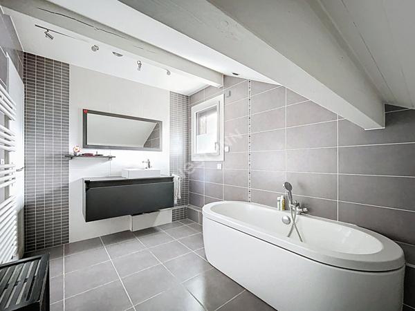 Maison individuelle de 120.91 m², avec terrain plat de 937 m², située en plein coeur du village prisé d'Epagny-Metz-Tessy