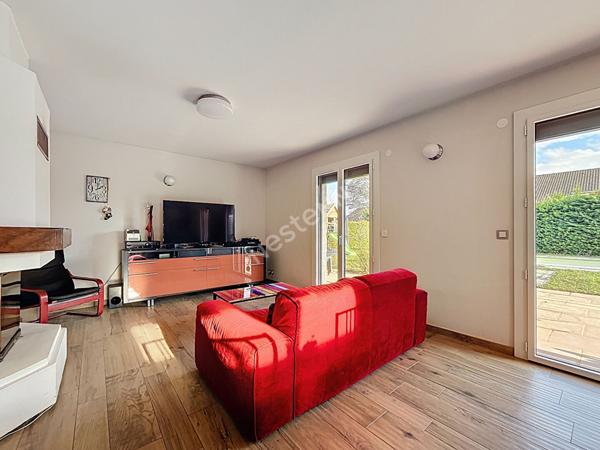 Maison individuelle de 120.91 m², avec terrain plat de 937 m², située en plein coeur du village prisé d'Epagny-Metz-Tessy