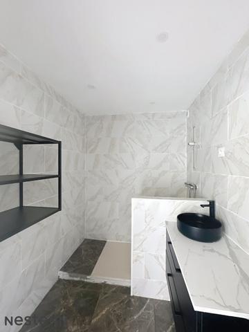 Dernier etage - appartement traversant avec balcons - en plein centre-ville