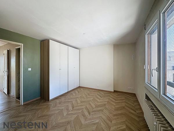 Dernier etage - appartement traversant avec balcons - en plein centre-ville