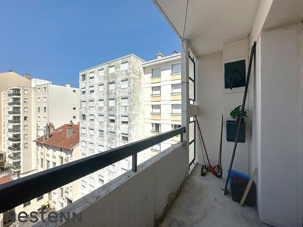 Dernier etage - appartement traversant avec balcons - en plein centre-ville