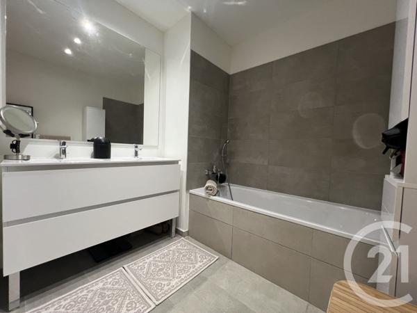 Appartement F3 à vendre  3 pièces - 65 m2 COGOLIN - 83