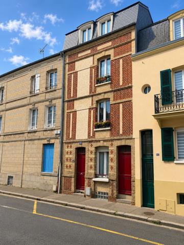 Maison
         5 pièces
        - 70 m² 397 000 € *