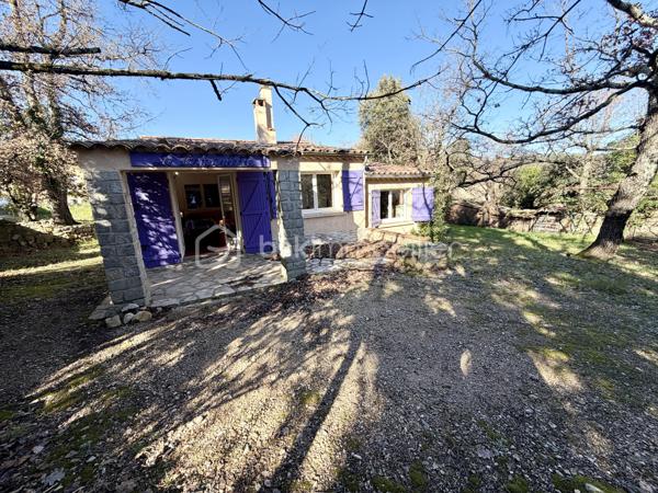 En EXCLUSIVITÉ, dans la commune de ROCBARON, à proximité immédiate des écoles, commerces, je vous propose ce bien rare à la vente. HABITABLE EN L'ÉTAT avec un potentiel agrandissement  ( selon projet à vérifier avec urbanisme) 

Edifiée en 1969, et 1987 cette maison se compose de 2 chambres,  salon avec cheminée, cuisine, placard, dégagement,  salle d'eau, wc indépendant. Un garage fermé. Le terrain est d'environ 1000 m2 ce qui laissera à son nouvel acquéreur,  la possibilité de nouveaux projets.
(les Photos 2 et 5 ont été améliorées) 
Fenêtres pvc, volets bois, climatisation dans toutes les pièces, reliée au tout à l'égout. Tout a été rénové en 2023 (isolation, climatisation, fenêtres pvc, sde)

Nous sommes ici dans un coin calme, tout en étant à proximité de tout, écoles à pied. 

Idéale pour une habitation principale, résidence secondaire, ou pour investisseurs.

Contact pour visite : Isabelle Bassac au 06 33 64 15 64 ou par mail i.bassac@bskimmobilier.com