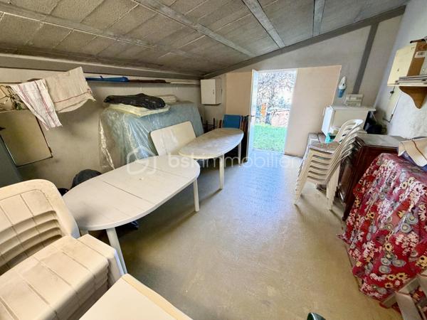 En EXCLUSIVITÉ, dans la commune de ROCBARON, à proximité immédiate des écoles, commerces, je vous propose ce bien rare à la vente. HABITABLE EN L'ÉTAT avec un potentiel agrandissement  ( selon projet à vérifier avec urbanisme) 

Edifiée en 1969, et 1987 cette maison se compose de 2 chambres,  salon avec cheminée, cuisine, placard, dégagement,  salle d'eau, wc indépendant. Un garage fermé. Le terrain est d'environ 1000 m2 ce qui laissera à son nouvel acquéreur,  la possibilité de nouveaux projets.
(les Photos 2 et 5 ont été améliorées) 
Fenêtres pvc, volets bois, climatisation dans toutes les pièces, reliée au tout à l'égout. Tout a été rénové en 2023 (isolation, climatisation, fenêtres pvc, sde)

Nous sommes ici dans un coin calme, tout en étant à proximité de tout, écoles à pied. 

Idéale pour une habitation principale, résidence secondaire, ou pour investisseurs.

Contact pour visite : Isabelle Bassac au 06 33 64 15 64 ou par mail i.bassac@bskimmobilier.com