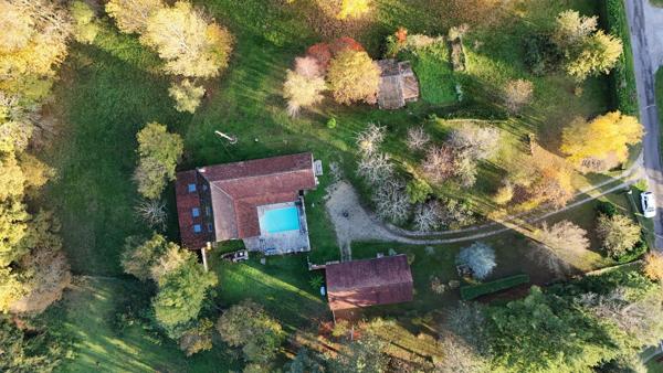 Piscine, dépendance et jardin : tout est réuni !