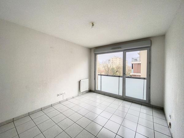 Villeurbanne : Au calme T2 avec cuisine aménagée et garage