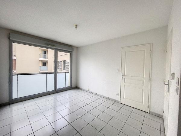 Villeurbanne : Au calme T2 avec cuisine aménagée et garage