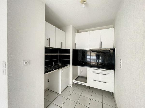 Villeurbanne : Au calme T2 avec cuisine aménagée et garage