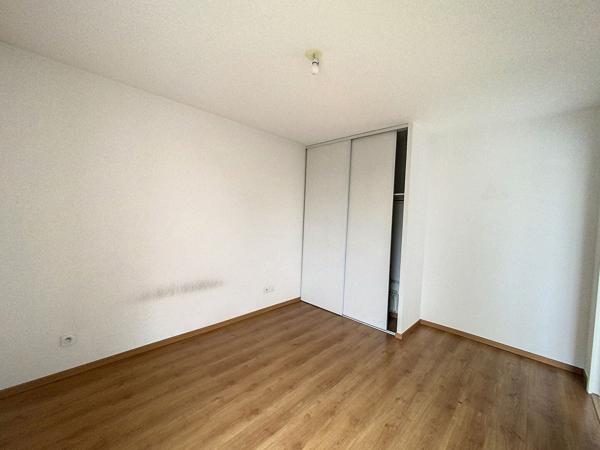 Villeurbanne : Au calme T2 avec cuisine aménagée et garage