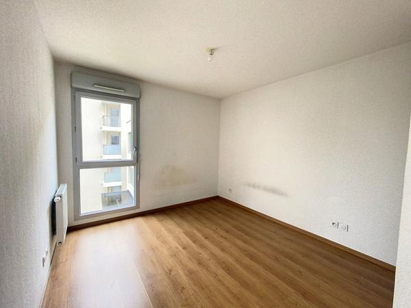 Villeurbanne : Au calme T2 avec cuisine aménagée et garage