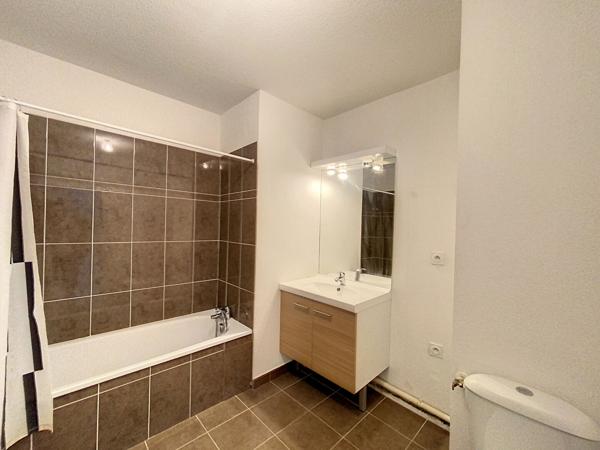 Villeurbanne : Au calme T2 avec cuisine aménagée et garage