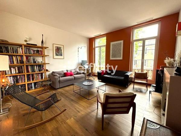 Appartement
         6 pièces
        - 161 m² Bien prestige 930 000 € *