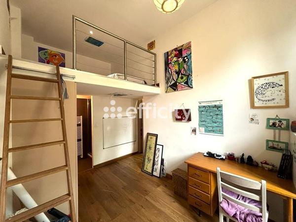 Appartement
         6 pièces
        - 161 m² Bien prestige 930 000 € *