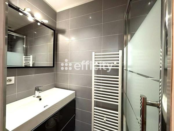 Appartement
         6 pièces
        - 161 m² Bien prestige 930 000 € *