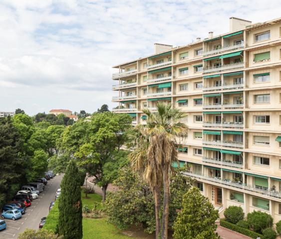 Appartement
         4 pièces
        - 138 m² Bien prestige 570 000 € *