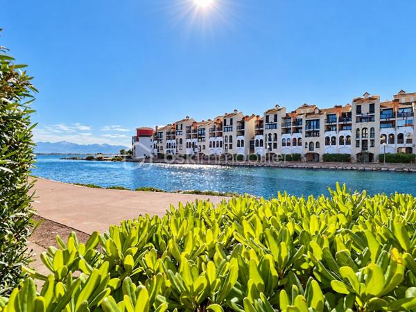 Au cœur du Barcarès, dans une résidence sécurisée et bien entretenue avec gardien, piscine privée et parking sécurisé, découvrez cet agréable appartement 2 pièces bénéficiant d’un emplacement privilégié face au lac marin.

L’appartement se compose d’une entrée avec un espace nuit équipé de lits superposés, d’une chambre indépendante, d’une salle de bains, d’un WC séparé, ainsi que d’une cuisine ouverte sur un séjour donnant accès à une agréable terrasse d'environ 13 m2.

Un cellier d'environ 3,50 m2 offre un espace de rangement supplémentaire.

Idéalement situé, à seulement 10 minutes des plages et à proximité immédiate des commerces, cet appartement offre un cadre de vie agréable et pratique.

 Visite vidéo à distance possible !