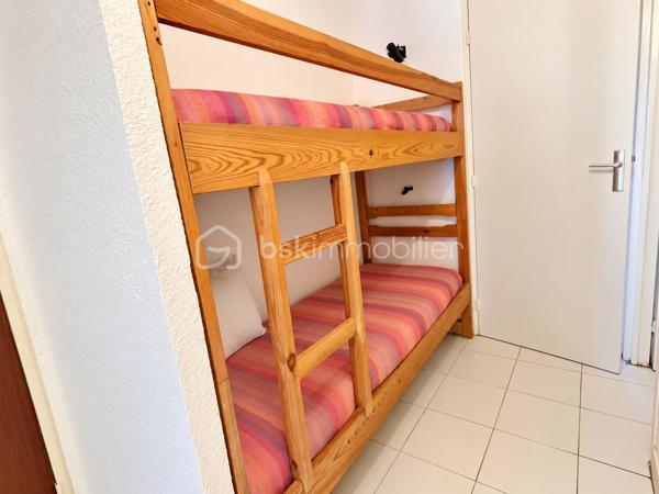 Au cœur du Barcarès, dans une résidence sécurisée et bien entretenue avec gardien, piscine privée et parking sécurisé, découvrez cet agréable appartement 2 pièces bénéficiant d’un emplacement privilégié face au lac marin.

L’appartement se compose d’une entrée avec un espace nuit équipé de lits superposés, d’une chambre indépendante, d’une salle de bains, d’un WC séparé, ainsi que d’une cuisine ouverte sur un séjour donnant accès à une agréable terrasse d'environ 13 m2.

Un cellier d'environ 3,50 m2 offre un espace de rangement supplémentaire.

Idéalement situé, à seulement 10 minutes des plages et à proximité immédiate des commerces, cet appartement offre un cadre de vie agréable et pratique.

 Visite vidéo à distance possible !
