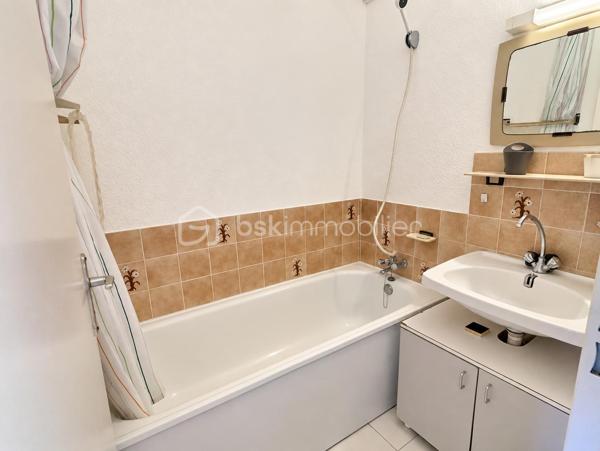 Au cœur du Barcarès, dans une résidence sécurisée et bien entretenue avec gardien, piscine privée et parking sécurisé, découvrez cet agréable appartement 2 pièces bénéficiant d’un emplacement privilégié face au lac marin.

L’appartement se compose d’une entrée avec un espace nuit équipé de lits superposés, d’une chambre indépendante, d’une salle de bains, d’un WC séparé, ainsi que d’une cuisine ouverte sur un séjour donnant accès à une agréable terrasse d'environ 13 m2.

Un cellier d'environ 3,50 m2 offre un espace de rangement supplémentaire.

Idéalement situé, à seulement 10 minutes des plages et à proximité immédiate des commerces, cet appartement offre un cadre de vie agréable et pratique.

 Visite vidéo à distance possible !