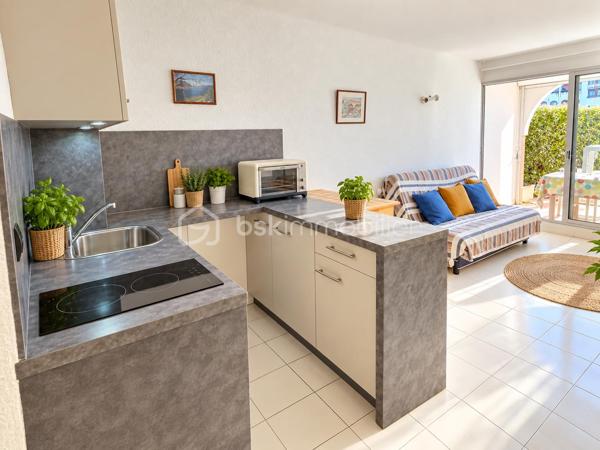 Au cœur du Barcarès, dans une résidence sécurisée et bien entretenue avec gardien, piscine privée et parking sécurisé, découvrez cet agréable appartement 2 pièces bénéficiant d’un emplacement privilégié face au lac marin.

L’appartement se compose d’une entrée avec un espace nuit équipé de lits superposés, d’une chambre indépendante, d’une salle de bains, d’un WC séparé, ainsi que d’une cuisine ouverte sur un séjour donnant accès à une agréable terrasse d'environ 13 m2.

Un cellier d'environ 3,50 m2 offre un espace de rangement supplémentaire.

Idéalement situé, à seulement 10 minutes des plages et à proximité immédiate des commerces, cet appartement offre un cadre de vie agréable et pratique.

 Visite vidéo à distance possible !
