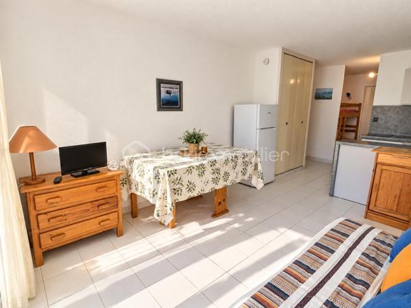 Au cœur du Barcarès, dans une résidence sécurisée et bien entretenue avec gardien, piscine privée et parking sécurisé, découvrez cet agréable appartement 2 pièces bénéficiant d’un emplacement privilégié face au lac marin.

L’appartement se compose d’une entrée avec un espace nuit équipé de lits superposés, d’une chambre indépendante, d’une salle de bains, d’un WC séparé, ainsi que d’une cuisine ouverte sur un séjour donnant accès à une agréable terrasse d'environ 13 m2.

Un cellier d'environ 3,50 m2 offre un espace de rangement supplémentaire.

Idéalement situé, à seulement 10 minutes des plages et à proximité immédiate des commerces, cet appartement offre un cadre de vie agréable et pratique.

 Visite vidéo à distance possible !