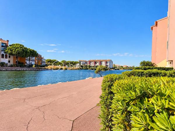 Au cœur du Barcarès, dans une résidence sécurisée et bien entretenue avec gardien, piscine privée et parking sécurisé, découvrez cet agréable appartement 2 pièces bénéficiant d’un emplacement privilégié face au lac marin.

L’appartement se compose d’une entrée avec un espace nuit équipé de lits superposés, d’une chambre indépendante, d’une salle de bains, d’un WC séparé, ainsi que d’une cuisine ouverte sur un séjour donnant accès à une agréable terrasse d'environ 13 m2.

Un cellier d'environ 3,50 m2 offre un espace de rangement supplémentaire.

Idéalement situé, à seulement 10 minutes des plages et à proximité immédiate des commerces, cet appartement offre un cadre de vie agréable et pratique.

 Visite vidéo à distance possible !