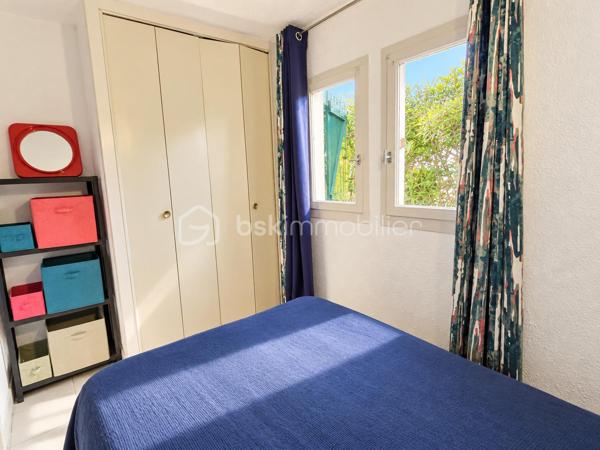 Au cœur du Barcarès, dans une résidence sécurisée et bien entretenue avec gardien, piscine privée et parking sécurisé, découvrez cet agréable appartement 2 pièces bénéficiant d’un emplacement privilégié face au lac marin.

L’appartement se compose d’une entrée avec un espace nuit équipé de lits superposés, d’une chambre indépendante, d’une salle de bains, d’un WC séparé, ainsi que d’une cuisine ouverte sur un séjour donnant accès à une agréable terrasse d'environ 13 m2.

Un cellier d'environ 3,50 m2 offre un espace de rangement supplémentaire.

Idéalement situé, à seulement 10 minutes des plages et à proximité immédiate des commerces, cet appartement offre un cadre de vie agréable et pratique.

 Visite vidéo à distance possible !
