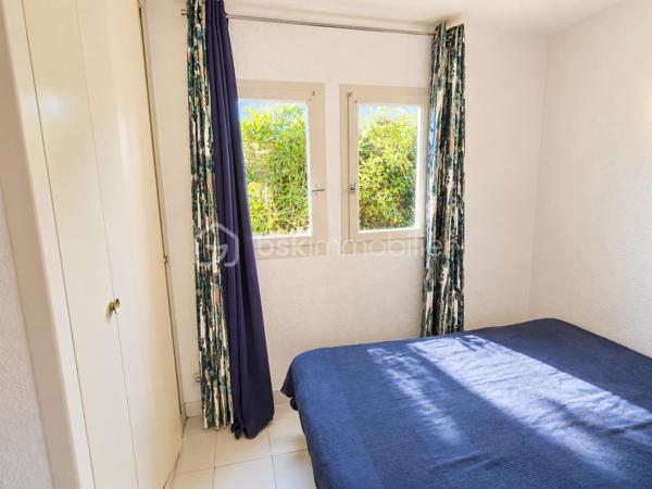 Au cœur du Barcarès, dans une résidence sécurisée et bien entretenue avec gardien, piscine privée et parking sécurisé, découvrez cet agréable appartement 2 pièces bénéficiant d’un emplacement privilégié face au lac marin.

L’appartement se compose d’une entrée avec un espace nuit équipé de lits superposés, d’une chambre indépendante, d’une salle de bains, d’un WC séparé, ainsi que d’une cuisine ouverte sur un séjour donnant accès à une agréable terrasse d'environ 13 m2.

Un cellier d'environ 3,50 m2 offre un espace de rangement supplémentaire.

Idéalement situé, à seulement 10 minutes des plages et à proximité immédiate des commerces, cet appartement offre un cadre de vie agréable et pratique.

 Visite vidéo à distance possible !