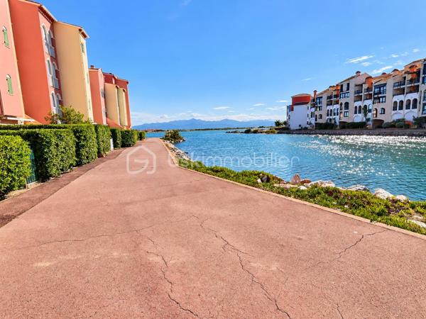 Au cœur du Barcarès, dans une résidence sécurisée et bien entretenue avec gardien, piscine privée et parking sécurisé, découvrez cet agréable appartement 2 pièces bénéficiant d’un emplacement privilégié face au lac marin.

L’appartement se compose d’une entrée avec un espace nuit équipé de lits superposés, d’une chambre indépendante, d’une salle de bains, d’un WC séparé, ainsi que d’une cuisine ouverte sur un séjour donnant accès à une agréable terrasse d'environ 13 m2.

Un cellier d'environ 3,50 m2 offre un espace de rangement supplémentaire.

Idéalement situé, à seulement 10 minutes des plages et à proximité immédiate des commerces, cet appartement offre un cadre de vie agréable et pratique.

 Visite vidéo à distance possible !