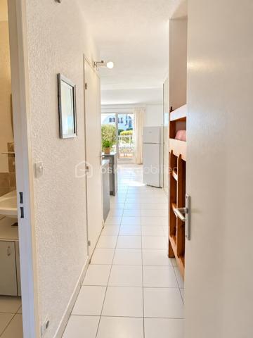 Au cœur du Barcarès, dans une résidence sécurisée et bien entretenue avec gardien, piscine privée et parking sécurisé, découvrez cet agréable appartement 2 pièces bénéficiant d’un emplacement privilégié face au lac marin.

L’appartement se compose d’une entrée avec un espace nuit équipé de lits superposés, d’une chambre indépendante, d’une salle de bains, d’un WC séparé, ainsi que d’une cuisine ouverte sur un séjour donnant accès à une agréable terrasse d'environ 13 m2.

Un cellier d'environ 3,50 m2 offre un espace de rangement supplémentaire.

Idéalement situé, à seulement 10 minutes des plages et à proximité immédiate des commerces, cet appartement offre un cadre de vie agréable et pratique.

 Visite vidéo à distance possible !