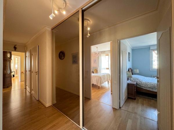 Appartement
         4 pièces
        - 89 m² 450 000 € *