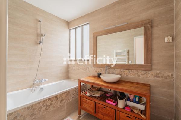 Maison
         6 pièces
        - 200 m² Bien prestige 750 000 € *