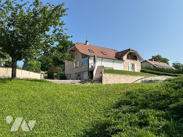 Propriété de construction traditionnelle, implantée sur un parc clos paysagé de plus de 5000 m2