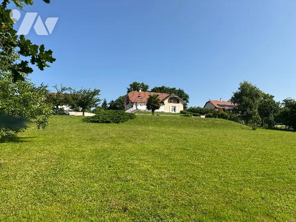 Propriété de construction traditionnelle, implantée sur un parc clos paysagé de plus de 5000 m2